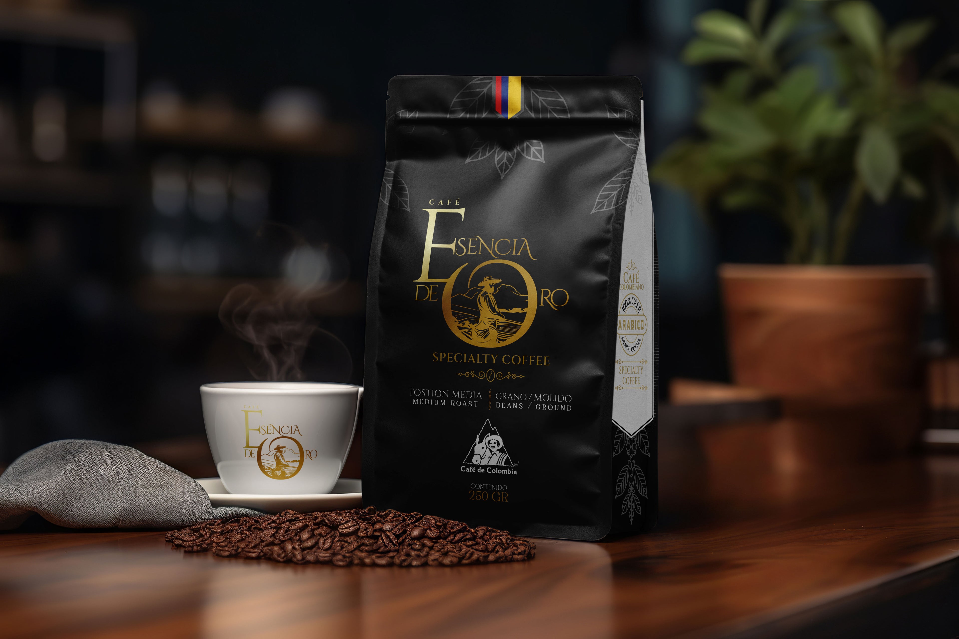 Café de especialidad Esencia de Oro, origen El Cairo Valle del Cauca, bolsa de 250g con taza de café.